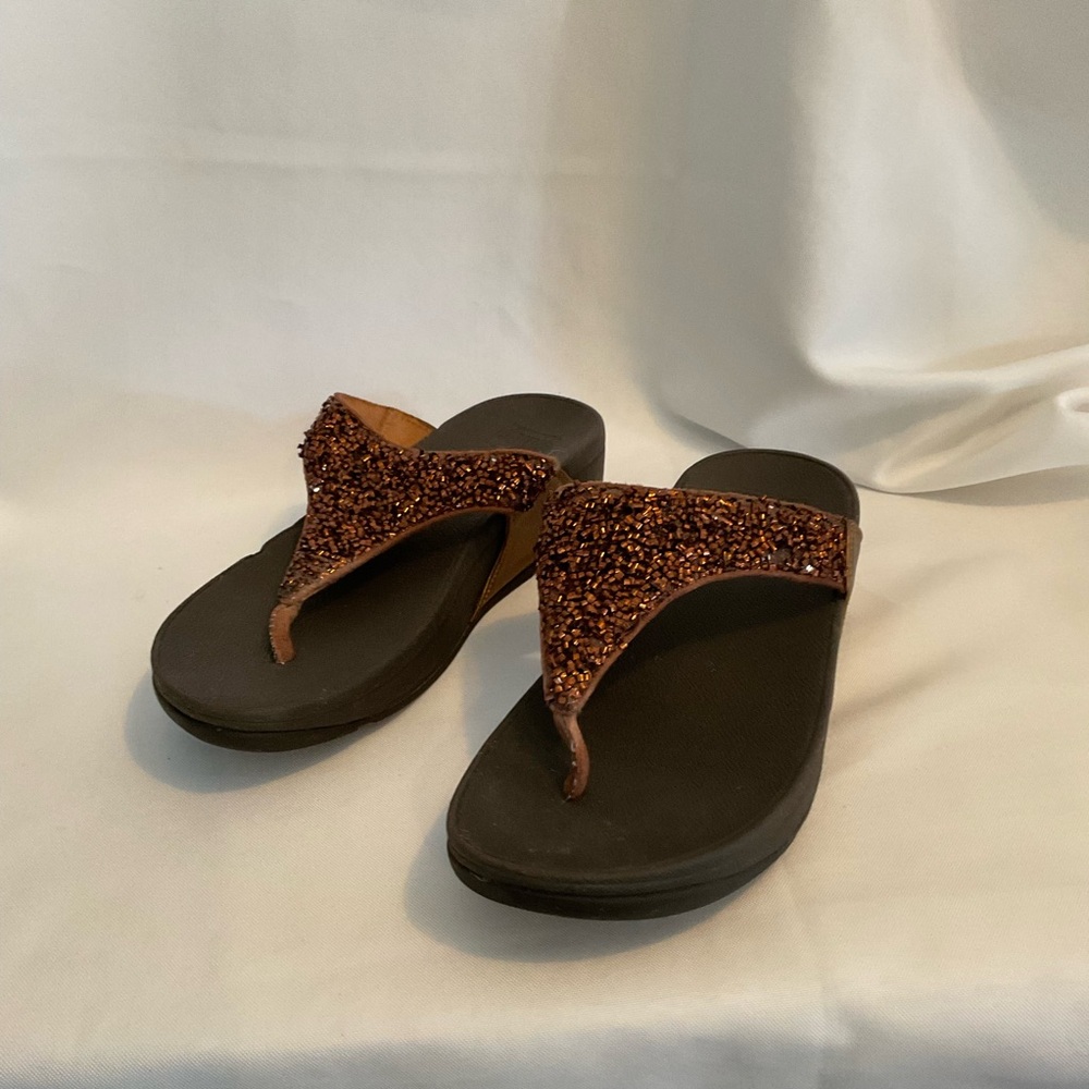 FitFlop Lulu Shimmer Foil Toe-Thong Sandal in Bronze